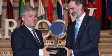 Felipe VI entrega el Premio Carlos V a Tajani, “un español de corazón”