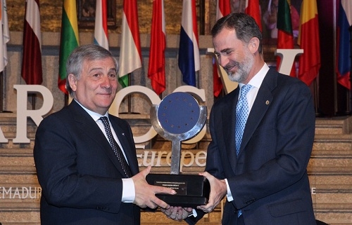 Felipe VI entrega el Premio Carlos V a Tajani, “un español de corazón”