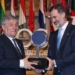Felipe VI entrega el Premio Carlos V a Tajani, “un español de corazón”