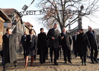 Los Reyes coronan en Auschwitz la conmemoración del Holocausto en España
