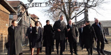 Los Reyes coronan en Auschwitz la conmemoración del Holocausto en España