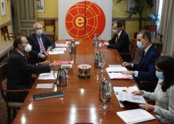Los Reyes repasan con el Instituto Elcano la situación del COVID-19 en el mundo