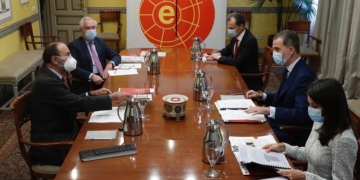 Los Reyes repasan con el Instituto Elcano la situación del COVID-19 en el mundo