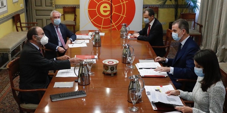 Los Reyes repasan con el Instituto Elcano la situación del COVID-19 en el mundo