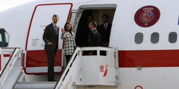 Los Reyes llegan a Cuba en medio de la incertidumbre política en España