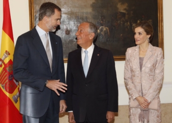 Los Reyes se reúnen con Rebelo de Sousa en su primer viaje oficial a Portugal
