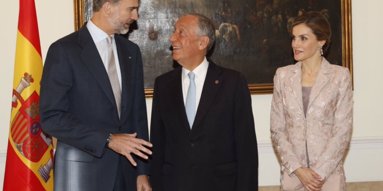 Los Reyes se reúnen con Rebelo de Sousa en su primer viaje oficial a Portugal