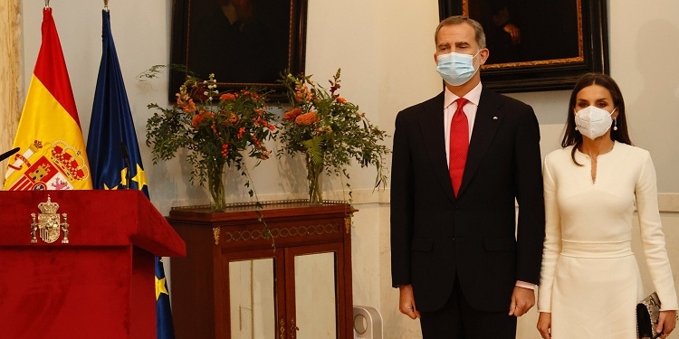 Los Reyes reciben en Estocolmo a la colectividad española residente en Suecia