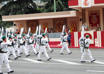 Abucheos y demanda de elecciones a Sánchez en el desfile de la Fiesta Nacional