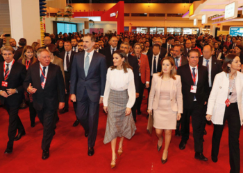 Los reyes, durante su recorrido por Fitur./ Foto: Casa de SM el Rey