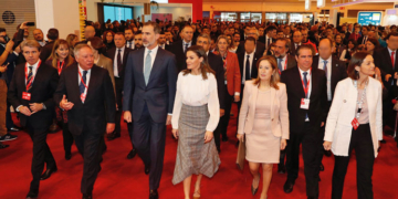 Los reyes, durante su recorrido por Fitur./ Foto: Casa de SM el Rey