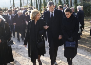 El funeral por Constantino de Grecia vuelve a reunir a Felipe VI con su padre, Juan Carlos I