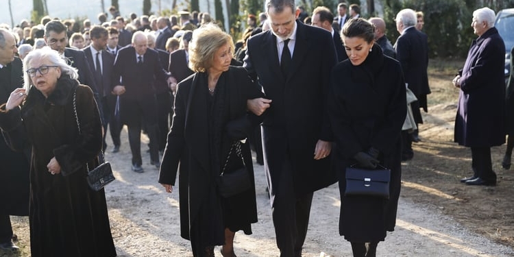 El funeral por Constantino de Grecia vuelve a reunir a Felipe VI con su padre, Juan Carlos I