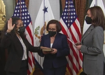 La nueva embajadora de EEUU, Julissa Reynoso, jura su cargo ante Kamala Harris