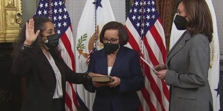 La nueva embajadora de EEUU, Julissa Reynoso, jura su cargo ante Kamala Harris