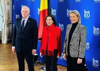 Robles destaca en Bruselas la contribución de la industria española a las Fuerzas Armadas ucranianas