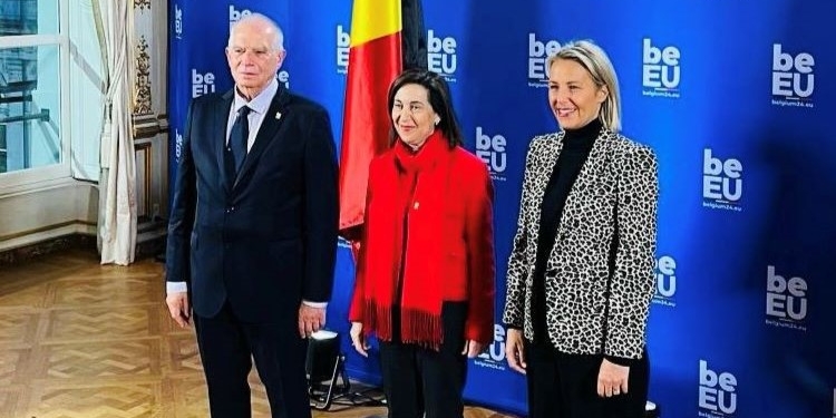 Robles destaca en Bruselas la contribución de la industria española a las Fuerzas Armadas ucranianas