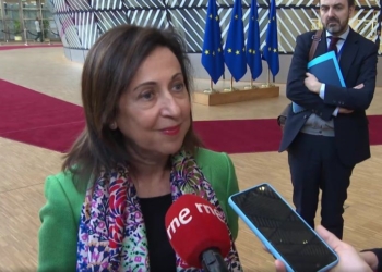 Defensa intenta poner a punto los Leopard y Robles visita el contingente español en Letonia