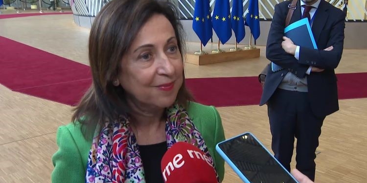 Defensa intenta poner a punto los Leopard y Robles visita el contingente español en Letonia