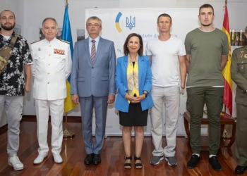 El embajador de Ucrania entrega la ‘Distinción de Honor’ a la ministra española de Defensa
