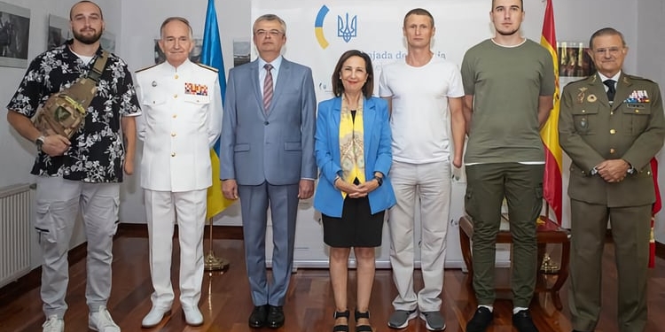 El embajador de Ucrania entrega la ‘Distinción de Honor’ a la ministra española de Defensa
