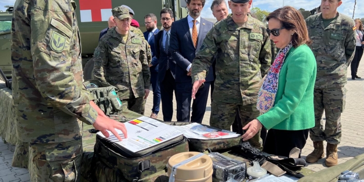 Robles visita el contingente español en Eslovaquia y respalda el refuerzo del flanco Este de la OTAN