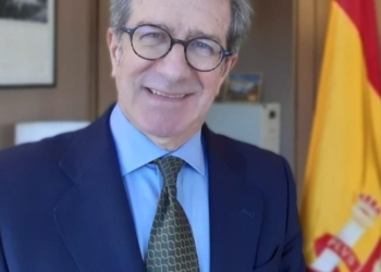 Diez teléfonos satelitales a la Embajada de España en Lituania para afrontar las emergencias por Ucrania