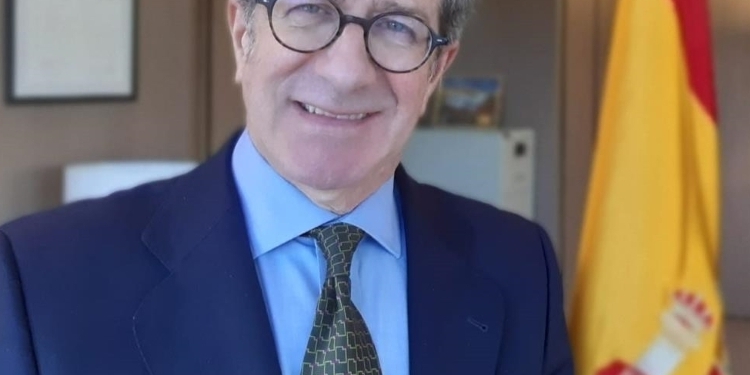 Diez teléfonos satelitales a la Embajada de España en Lituania para afrontar las emergencias por Ucrania