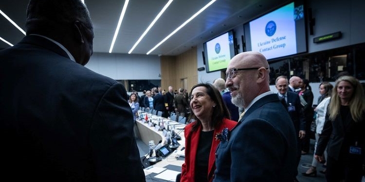 Robles amenaza con “vetar” el plan industrial de la OTAN si no incluye a empresas españolas