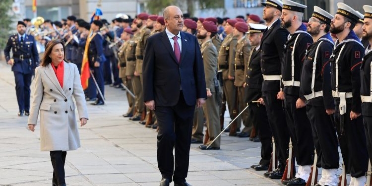 Robles aborda con el ministro iraquí de Defensa la ayuda de España en materia de formación militar