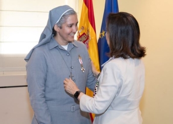 Robles impone la Cruz del Mérito Militar a la misionera Cristina Fernández por su labor en Mali