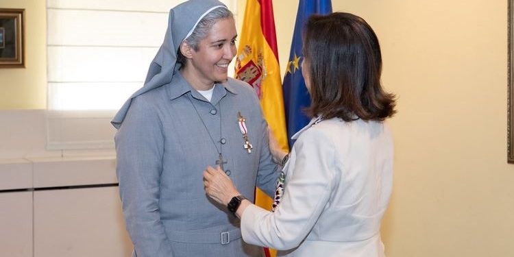 Robles impone la Cruz del Mérito Militar a la misionera Cristina Fernández por su labor en Mali