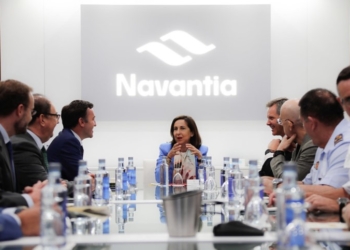 Robles en los astilleros de Navantia en Ferrol: “Invertir en Defensa es invertir en paz”