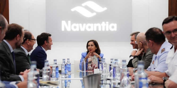 Robles en los astilleros de Navantia en Ferrol: “Invertir en Defensa es invertir en paz”