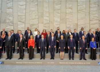 Robles vuelve a apoyar a la industria española de Defensa ante sus homólogos de la OTAN