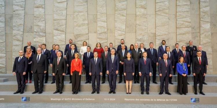 Robles vuelve a apoyar a la industria española de Defensa ante sus homólogos de la OTAN