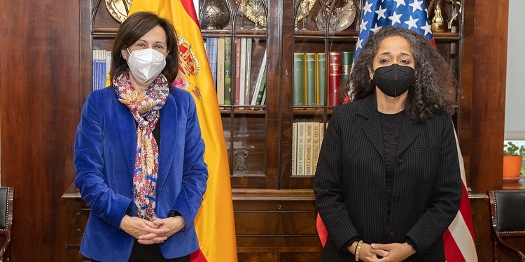 La embajadora de EEUU, recibida por Robles en vísperas de presentar Credenciales