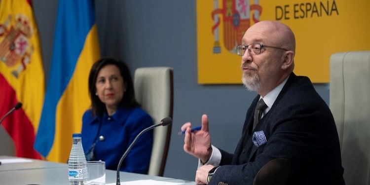 Reznikov expone a Robles que las prioridades de Ucrania son la defensa antiaérea y la artillería