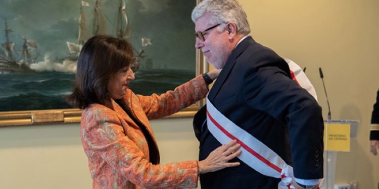 Defensa condecora al embajador de España ante la ONU por conseguir el mando de la UNFIL en Líbano