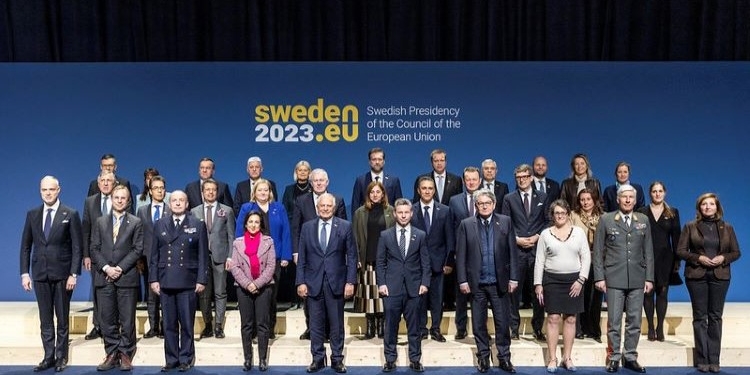 Robles respalda las compras conjuntas de munición a través de la Agencia de Defensa de la UE