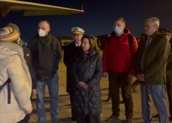 Margarita Robles recibe en Torrejón a 200 militares ucranianos que se adiestrarán en España