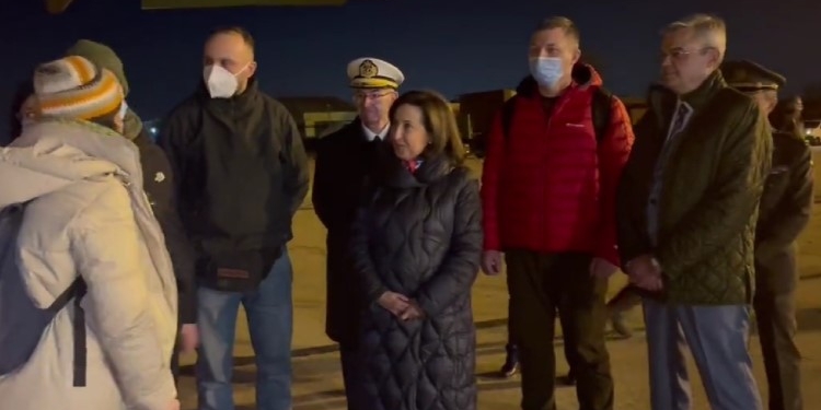 Margarita Robles recibe en Torrejón a 200 militares ucranianos que se adiestrarán en España