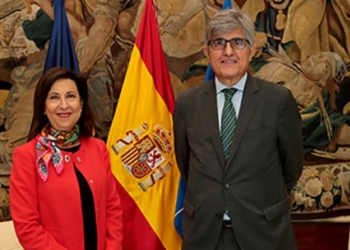 Robles recibe al nuevo embajador de España ante la OTAN, Federico Torres