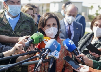 Robles anuncia que España reforzará sus contingentes en las fronteras con Rusia