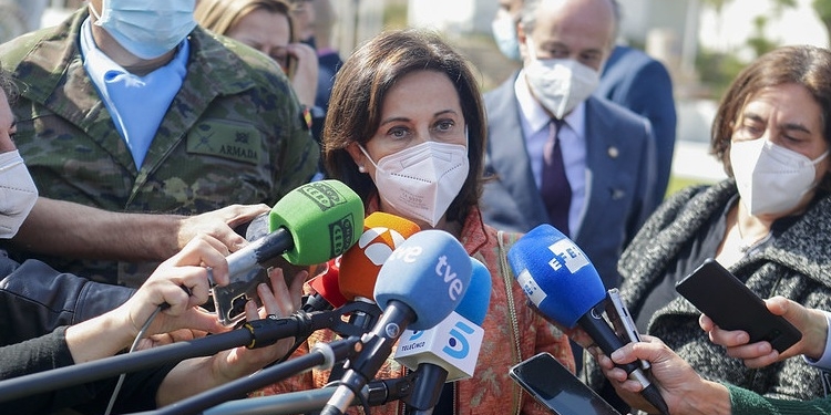 Robles anuncia que España reforzará sus contingentes en las fronteras con Rusia