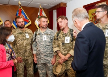 Robles visita a los 19 militares ucranianos que reciben instrucción militar en Zaragoza