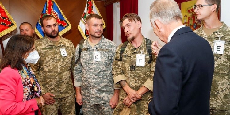 Robles visita a los 19 militares ucranianos que reciben instrucción militar en Zaragoza