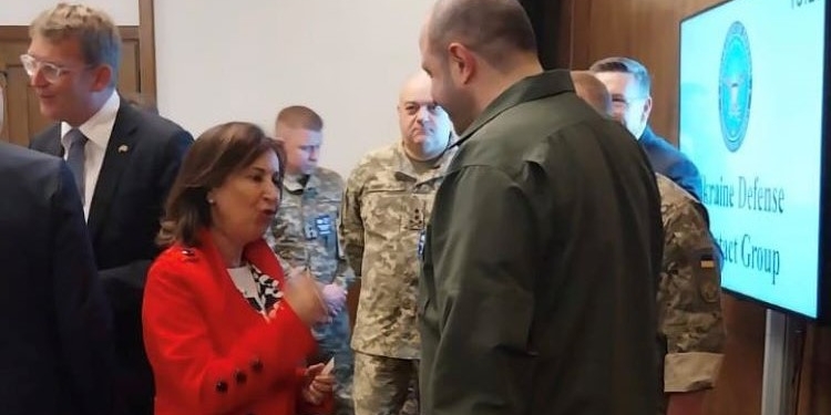 Robles mantiene su primer encuentro con el nuevo ministro de Defensa ucraniano