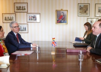 Robles defiende en Londres que el apoyo a Ucrania se adapte a las peticiones de su Gobierno