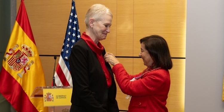 Robles concede la Cruz del Mérito Naval a la subsecretaria de Defensa de EEUU